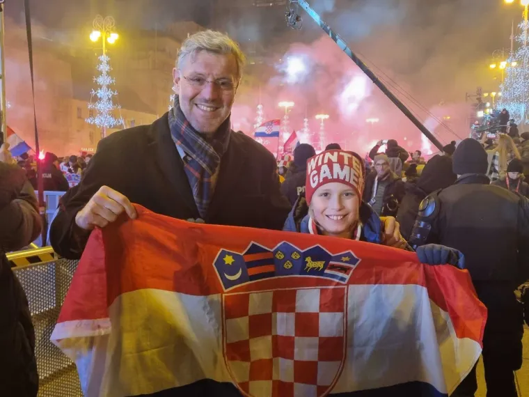 Ludilo na Trgu bana Jelačića! Vatrene dočekalo 80.000 ljudi, lete konfeti, gore baklje...