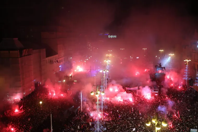 Ludilo na Trgu bana Jelačića! Vatrene dočekalo 80.000 ljudi, lete konfeti, gore baklje...