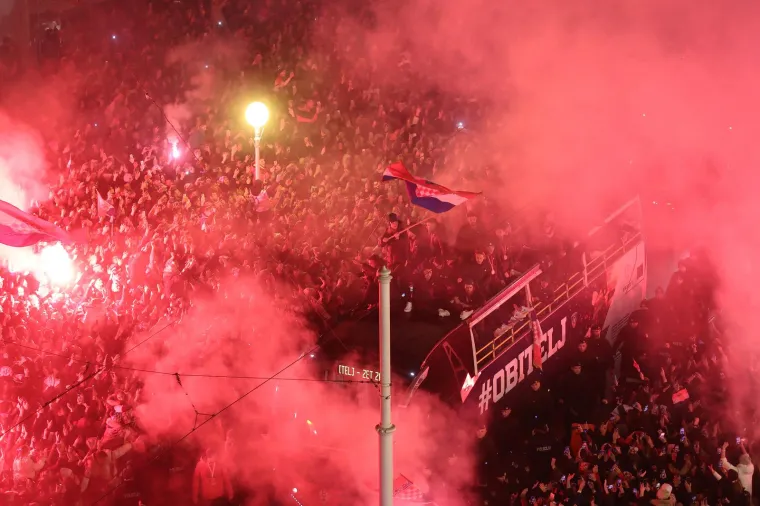 Ludilo na Trgu bana Jelačića! Vatrene dočekalo 80.000 ljudi, lete konfeti, gore baklje...