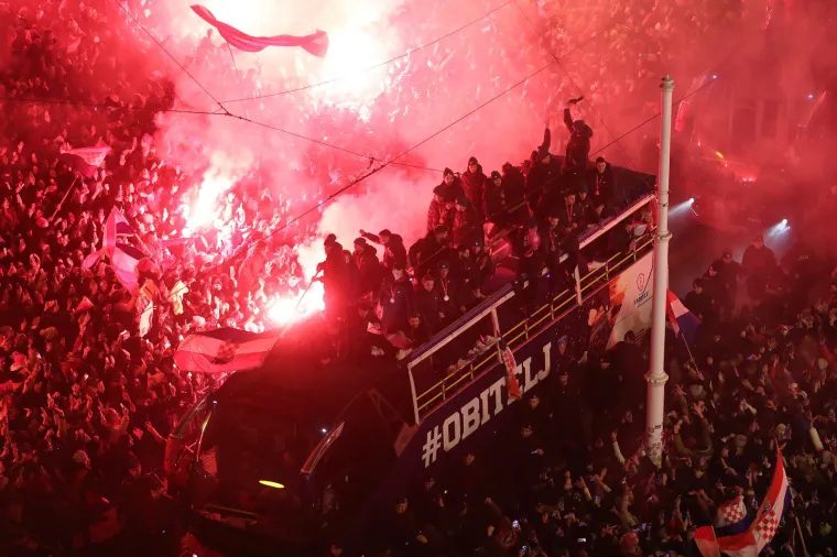 Ludilo na Trgu bana Jelačića! Vatrene dočekalo 80.000 ljudi, lete konfeti, gore baklje...