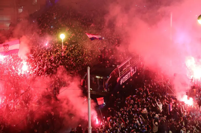 Ludilo na Trgu bana Jelačića! Vatrene dočekalo 80.000 ljudi, lete konfeti, gore baklje...