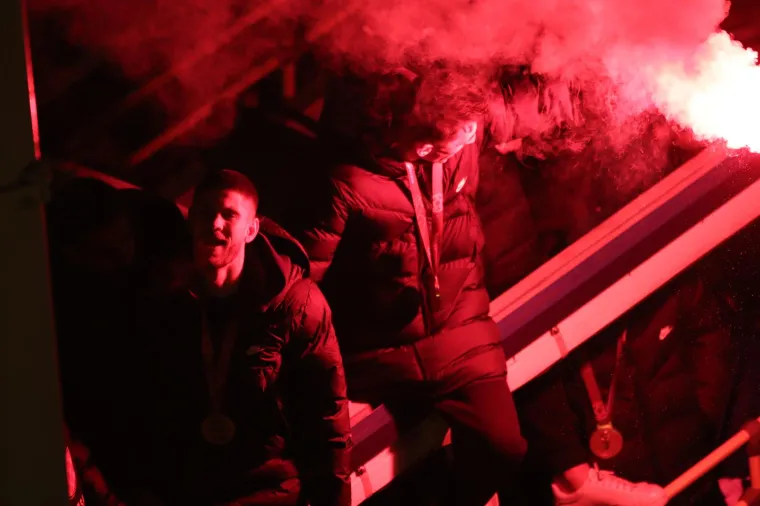 Ludilo na Trgu bana Jelačića! Vatrene dočekalo 80.000 ljudi, lete konfeti, gore baklje...