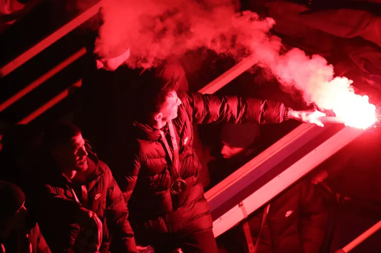 Ludilo na Trgu bana Jelačića! Vatrene dočekalo 80.000 ljudi, lete konfeti, gore baklje...