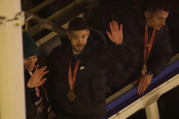 Ludilo na Trgu bana Jelačića! Vatrene dočekalo 80.000 ljudi, lete konfeti, gore baklje...