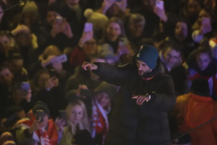 Ludilo na Trgu bana Jelačića! Vatrene dočekalo 80.000 ljudi, lete konfeti, gore baklje...