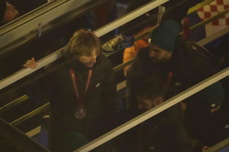 Ludilo na Trgu bana Jelačića! Vatrene dočekalo 80.000 ljudi, lete konfeti, gore baklje...