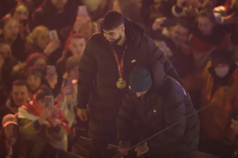Ludilo na Trgu bana Jelačića! Vatrene dočekalo 80.000 ljudi, lete konfeti, gore baklje...