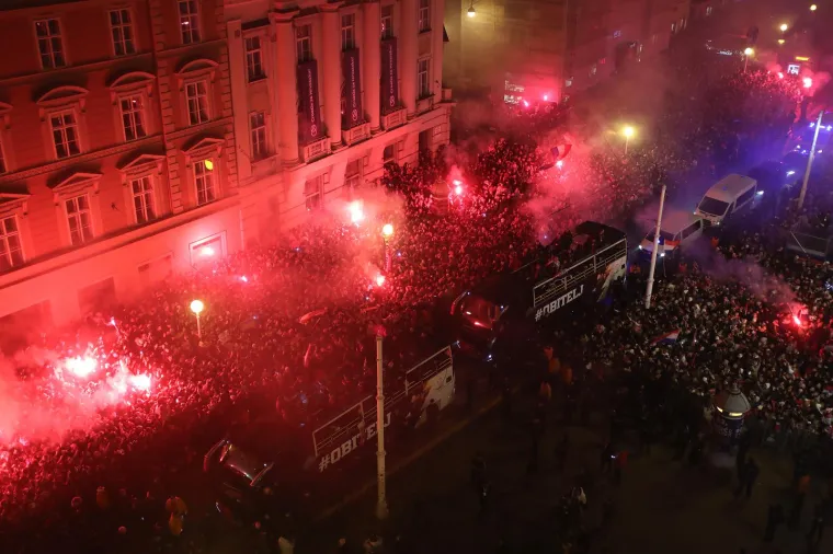 Ludilo na Trgu bana Jelačića! Vatrene dočekalo 80.000 ljudi, lete konfeti, gore baklje...
