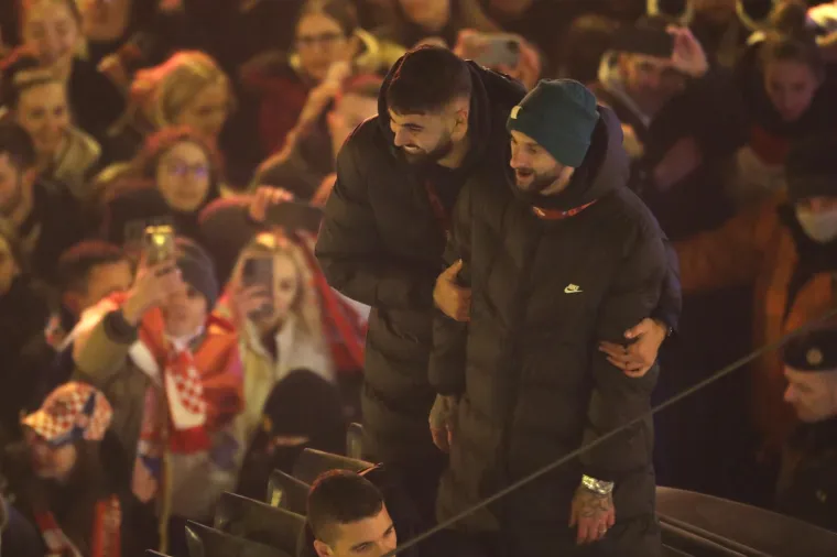 Ludilo na Trgu bana Jelačića! Vatrene dočekalo 80.000 ljudi, lete konfeti, gore baklje...