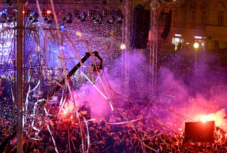 Ludilo na Trgu bana Jelačića! Vatrene dočekalo 80.000 ljudi, lete konfeti, gore baklje...
