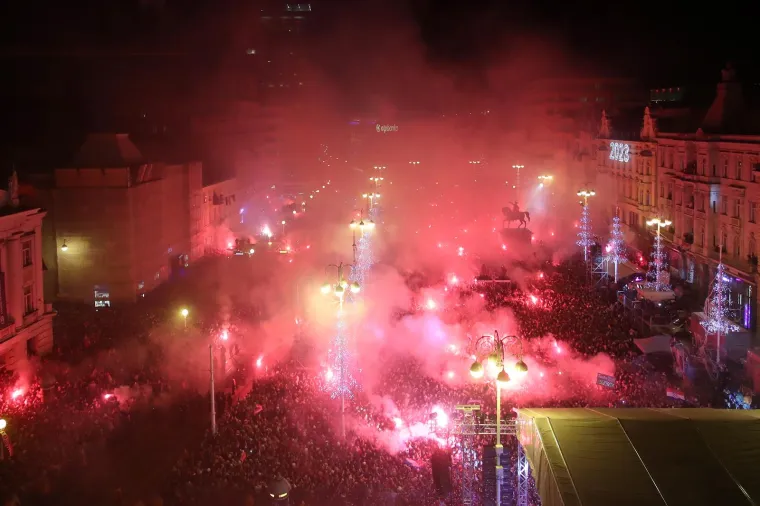 Ludilo na Trgu bana Jelačića! Vatrene dočekalo 80.000 ljudi, lete konfeti, gore baklje...