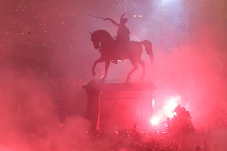 Ludilo na Trgu bana Jelačića! Vatrene dočekalo 80.000 ljudi, lete konfeti, gore baklje...