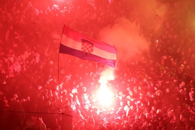 Ludilo na Trgu bana Jelačića! Vatrene dočekalo 80.000 ljudi, lete konfeti, gore baklje...