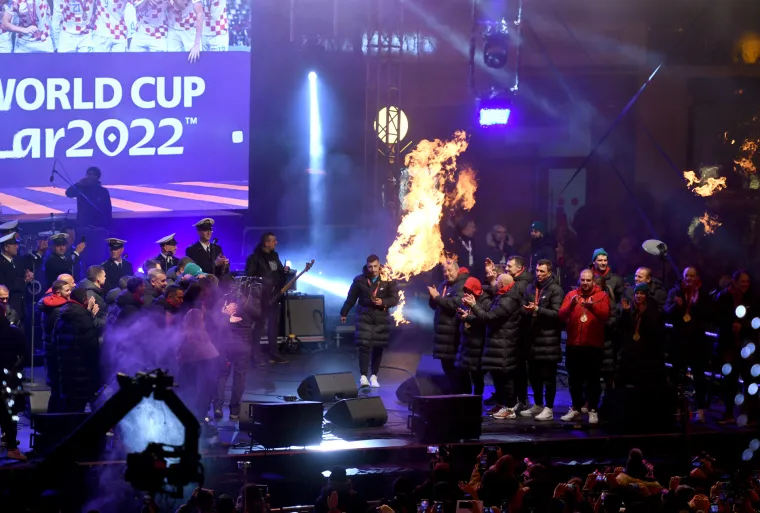 Ludilo na Trgu bana Jelačića! Vatrene dočekalo 80.000 ljudi, lete konfeti, gore baklje...