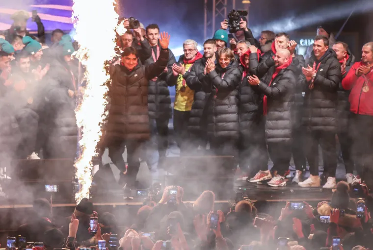 Ludilo na Trgu bana Jelačića! Vatrene dočekalo 80.000 ljudi, lete konfeti, gore baklje...