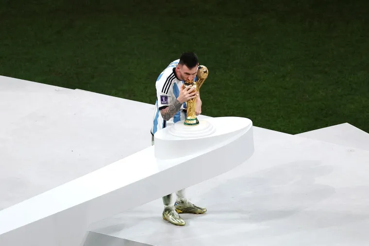 Detalj koji vam je možda promaknuo: Messi je napokon uspio, ali jeste li primjetili što su mu šeici napravili prije podizanja pehara