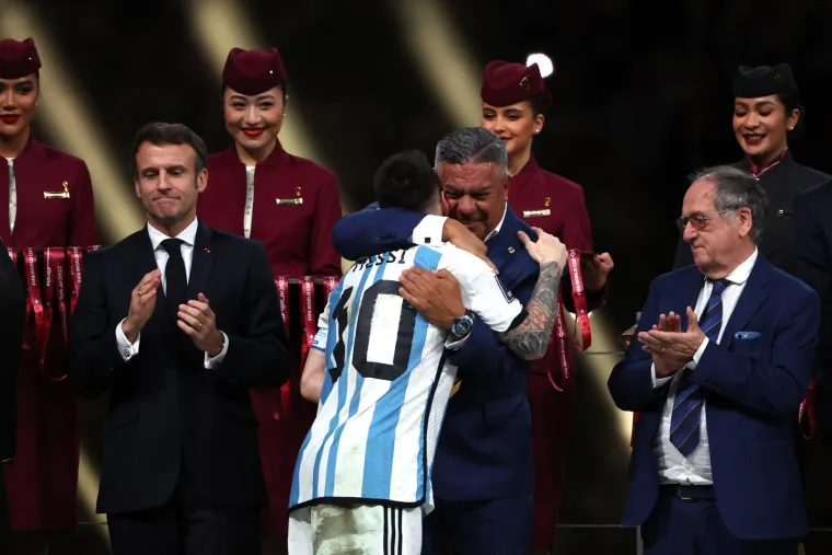 Detalj koji vam je možda promaknuo: Messi je napokon uspio, ali jeste li primjetili &scaron;to su mu &scaron;eici napravili prije podizanja pehara