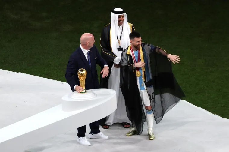 Detalj koji vam je možda promaknuo: Messi je napokon uspio, ali jeste li primjetili &scaron;to su mu &scaron;eici napravili prije podizanja pehara