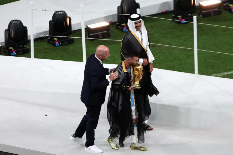 Detalj koji vam je možda promaknuo: Messi je napokon uspio, ali jeste li primjetili &scaron;to su mu &scaron;eici napravili prije podizanja pehara