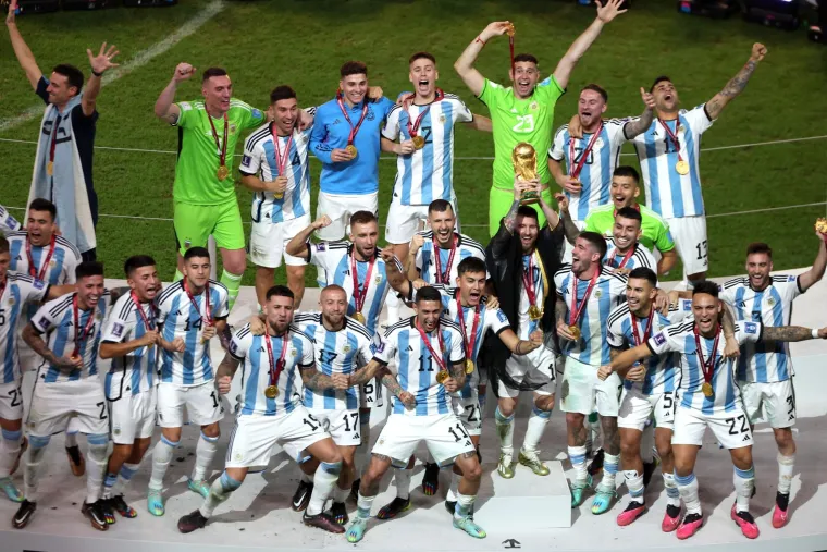 Detalj koji vam je možda promaknuo: Messi je napokon uspio, ali jeste li primjetili &scaron;to su mu &scaron;eici napravili prije podizanja pehara