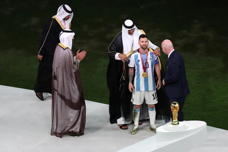 Detalj koji vam je možda promaknuo: Messi je napokon uspio, ali jeste li primjetili &scaron;to su mu &scaron;eici napravili prije podizanja pehara