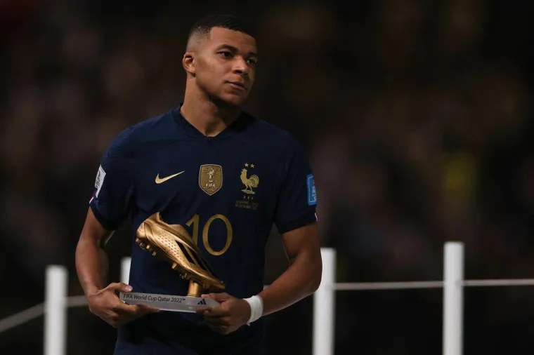 Fotografije slomljenog Mbappea obilaze svijet, tje&scaron;io ga je i predsjednik države. Ovi prizori slamaju srce