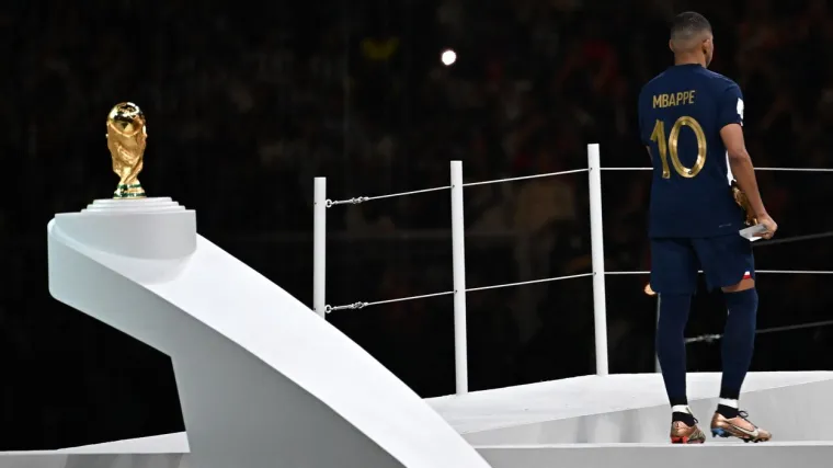 Fotografije slomljenog Mbappea obilaze svijet, tje&scaron;io ga je i predsjednik države. Ovi prizori slamaju srce