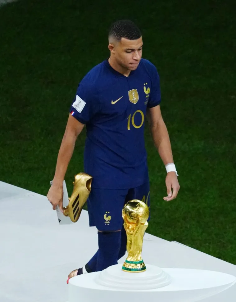 Fotografije slomljenog Mbappea obilaze svijet, tje&scaron;io ga je i predsjednik države. Ovi prizori slamaju srce