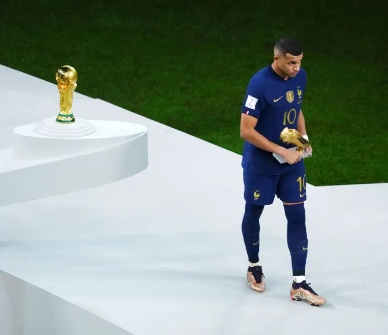 Fotografije slomljenog Mbappea obilaze svijet, tje&scaron;io ga je i predsjednik države. Ovi prizori slamaju srce