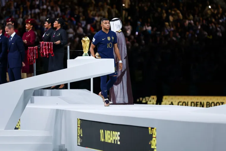 Fotografije slomljenog Mbappea obilaze svijet, tje&scaron;io ga je i predsjednik države. Ovi prizori slamaju srce