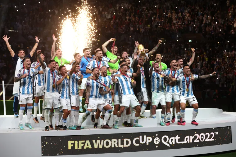 GALERIJA Messi izljubio šampionski pehar: Argentina uz vatromet proslavila naslov prvaka