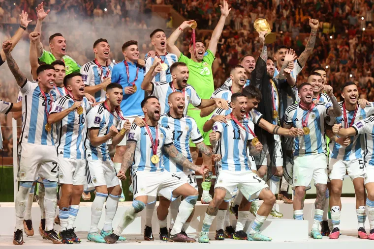 GALERIJA Messi izljubio šampionski pehar: Argentina uz vatromet proslavila naslov prvaka