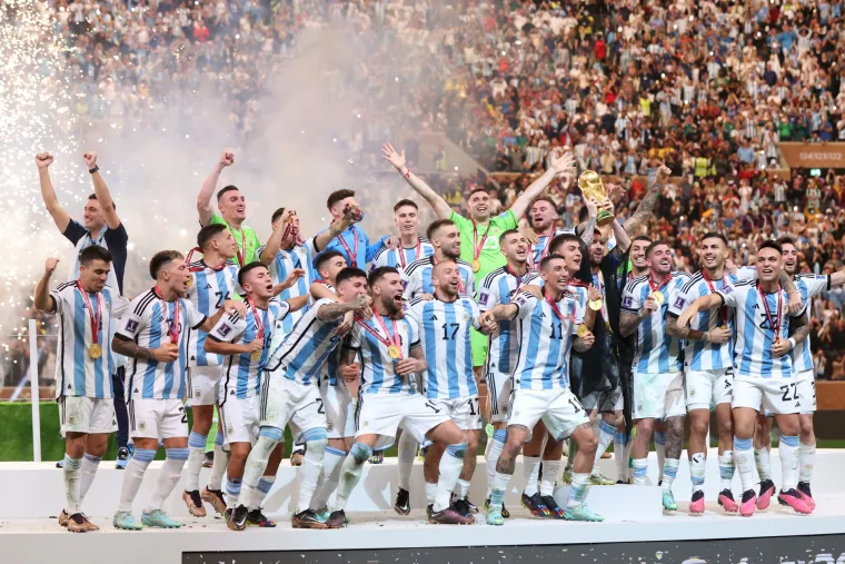 GALERIJA Messi izljubio šampionski pehar: Argentina uz vatromet proslavila naslov prvaka