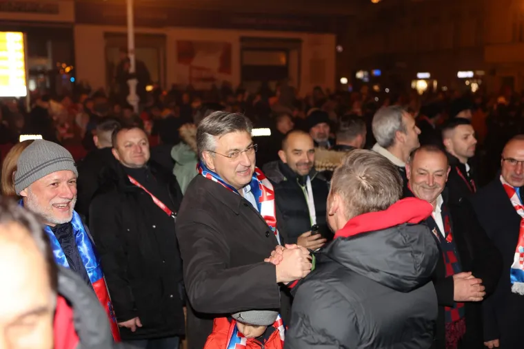 Premijer uzbuđen kao malo dijete: Došao s ministrima pa zaustavljao Vatrene i veselo ih pozdravljao