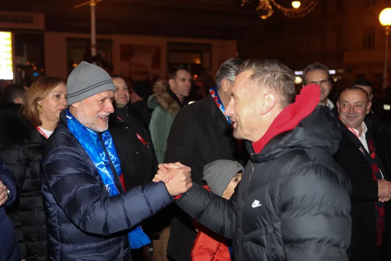Premijer uzbuđen kao malo dijete: Došao s ministrima pa zaustavljao Vatrene i veselo ih pozdravljao