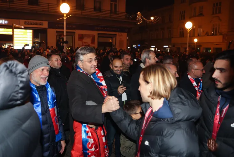 Premijer uzbuđen kao malo dijete: Došao s ministrima pa zaustavljao Vatrene i veselo ih pozdravljao