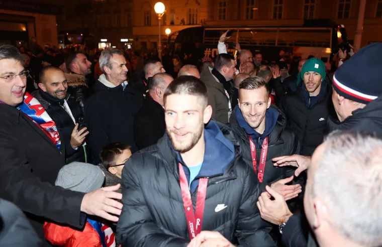 Premijer uzbuđen kao malo dijete: Došao s ministrima pa zaustavljao Vatrene i veselo ih pozdravljao