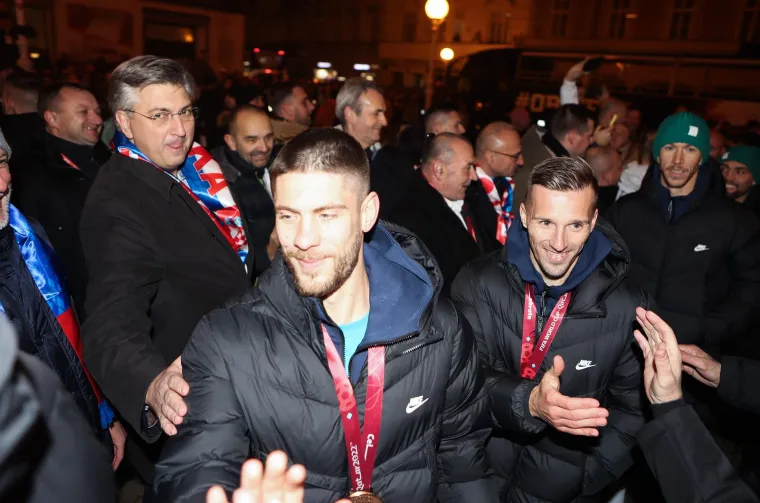 Premijer uzbuđen kao malo dijete: Došao s ministrima pa zaustavljao Vatrene i veselo ih pozdravljao