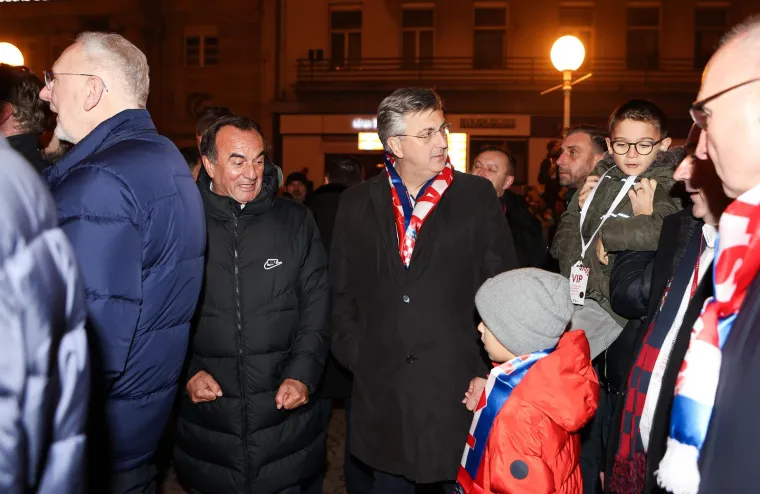 Premijer uzbuđen kao malo dijete: Došao s ministrima pa zaustavljao Vatrene i veselo ih pozdravljao