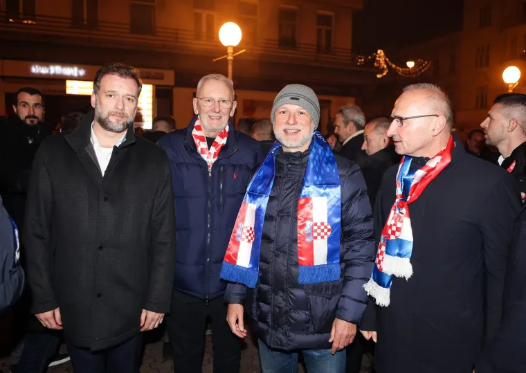 Premijer uzbuđen kao malo dijete: Došao s ministrima pa zaustavljao Vatrene i veselo ih pozdravljao