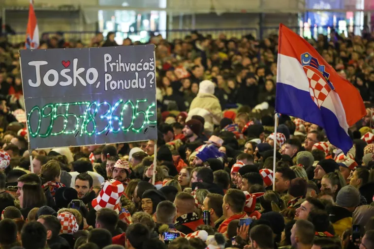 Žene pošandrcale za Gvardiolom, a i Livaković je 'meta'; Pogledajte najbolje poruke: 'Livi, brani me na sudu'
