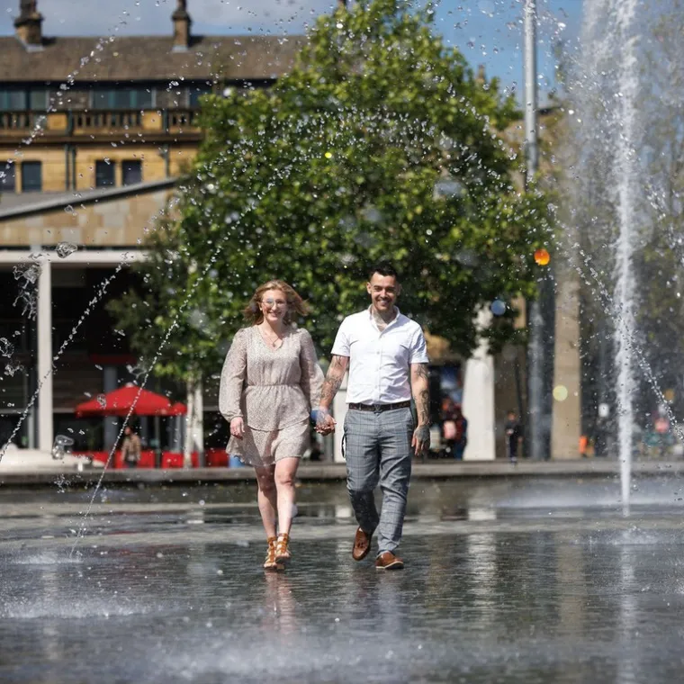Što se tiče Garnettove bivše partnerice, Lorne, priznala je Daily Mailu da ga ne voli, ali priznaje da je bio dobar otac njihovoj djeci. Djelovala je začuđeno što Garnett i Karkadym obnavljaju svoju romansu. “Iznenađena sam što su se vratili kao par, ali oni zaslužuju jedno drugo što se mene tiče”, naglasila je.