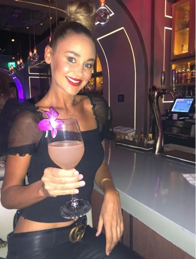 Prije odlaska u šou, koji vodi DJ Radija 1, Clara Amfo, bivša manekenka Kelly svoj ljubavni život je opisala kao &quot;upitan&quot;.