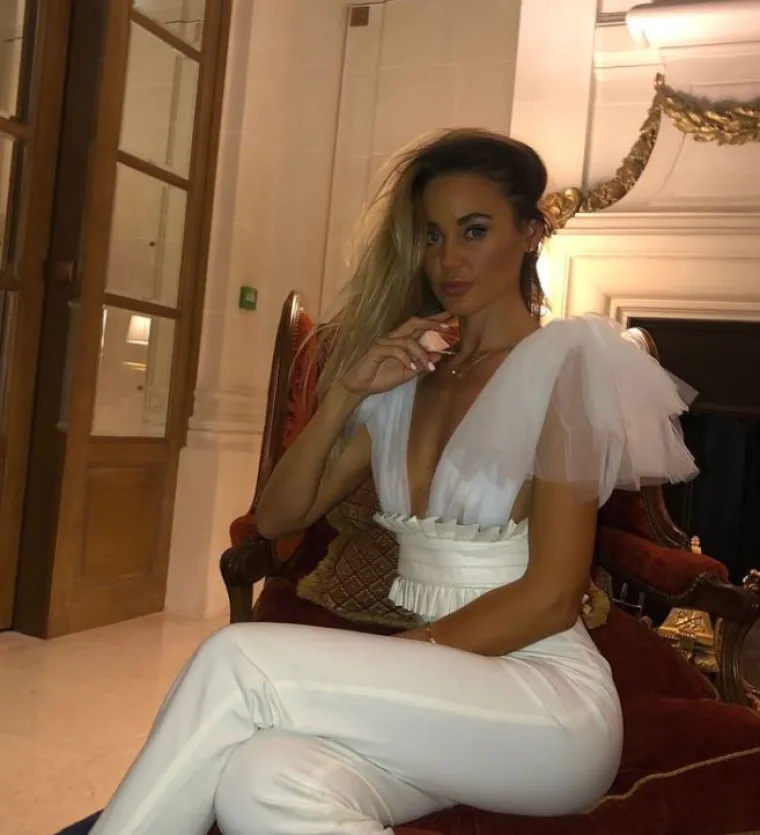 Kelly kaže: &ldquo;Bilo je prilično grozno. Upoznali smo se prije otprilike 10 minuta i morali smo dijeliti istu sobu, istu kupaonicu, ali iskreno, bilo je tako prirodno. Odmah smo se neprestano smijali."