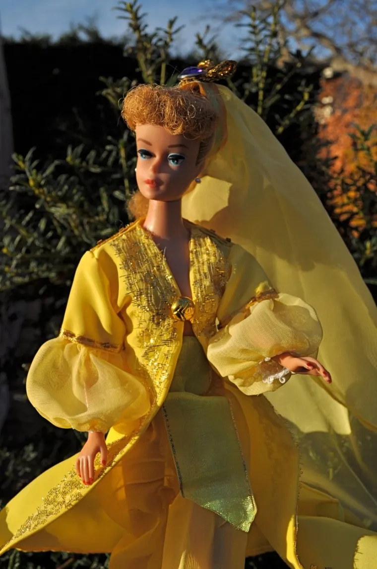 Vintage plava Barbie lutka s konjskim repom iz 1963. u kostimu harema u Osmanskoj Turskoj, u turskoj nacionalnoj nošnji, tradicionalnoj bliskoistočnoj odjeći. To je bila tradicionalna turska ženska nošnja. 