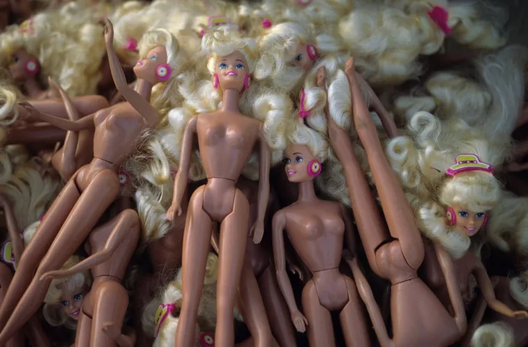 Barbie je transformirala industriju s igračkama u bogatim zajednicama na globalnoj razini. Mattel je dao Barbie makeover 21. stoljeća. Sada dolazi s oblinama, sitnim i visokim stasom te u raznim tonovima kože i frizurama. Njezin je ormar također dobio novi izgled, mogućnosti odijevanja su beskonačne!
Jedan muškarac je komentirao: &quot;Barbie je nekada bila vrh riba, a sad je nekako plastična.&quot;