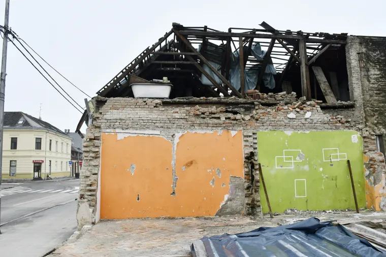 Najava gradnje stadiona izazvala ljutnju. Dijele se snimke potresom pogođenog područja, javila se i Kosor