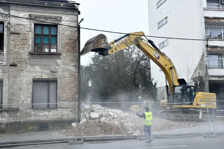 Najava gradnje stadiona izazvala ljutnju. Dijele se snimke potresom pogođenog područja, javila se i Kosor
