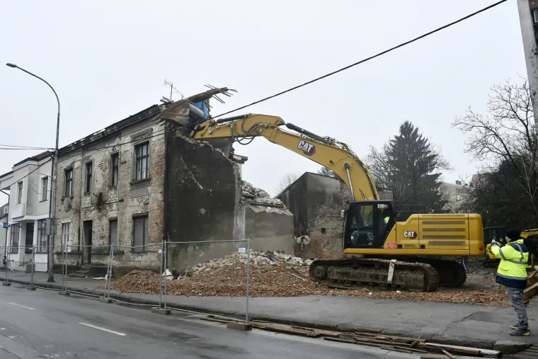 Najava gradnje stadiona izazvala ljutnju. Dijele se snimke potresom pogođenog područja, javila se i Kosor
