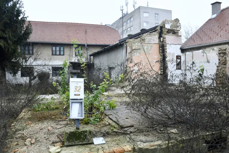 Najava gradnje stadiona izazvala ljutnju. Dijele se snimke potresom pogođenog područja, javila se i Kosor